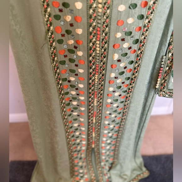 Vintage Moroccan Green Kaftan with Orange Embroideries. Size 16 - Picture 5 of 12